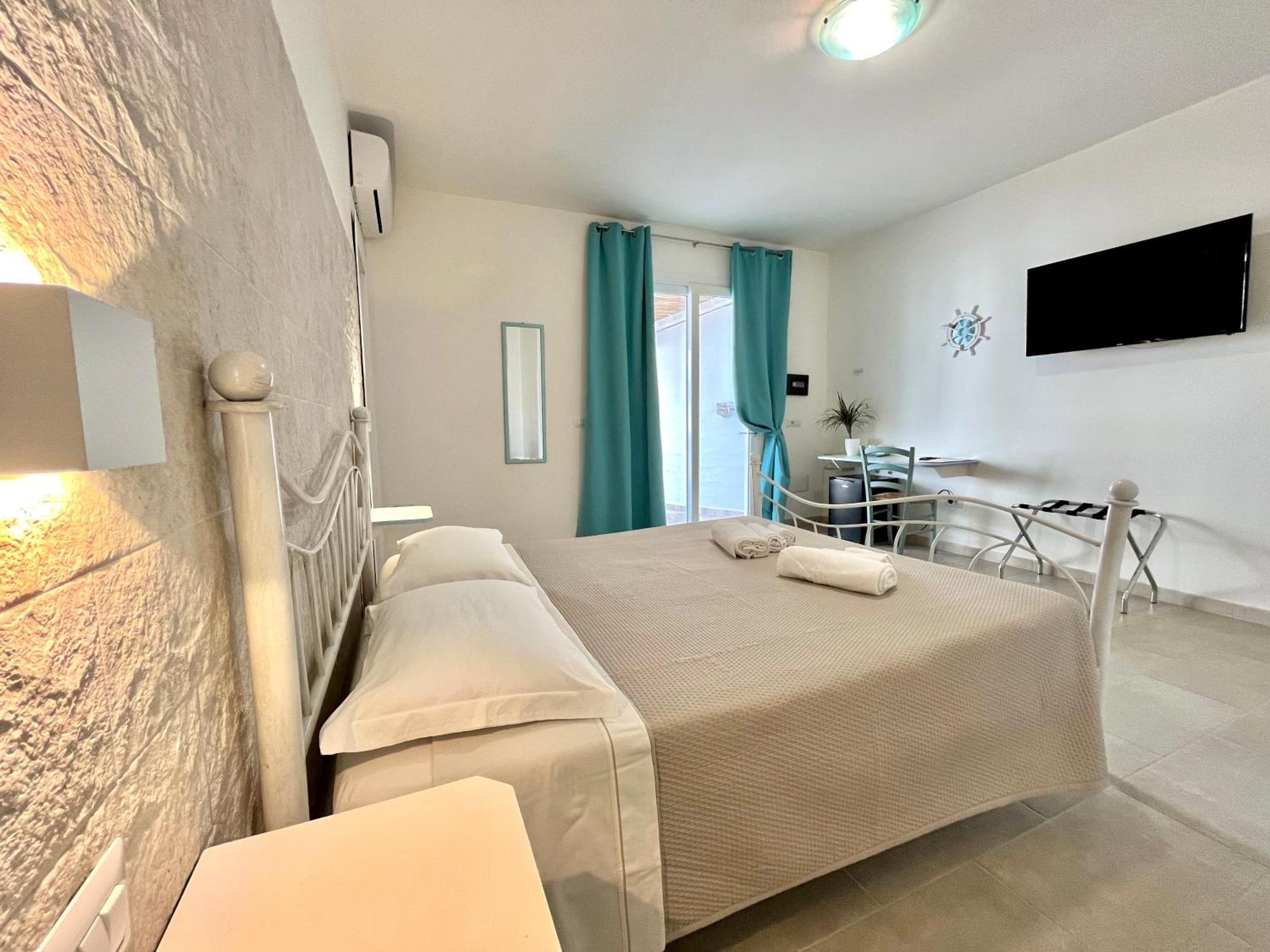 Angolo Mare Apartments & Rooms Porto Pino Exterior foto