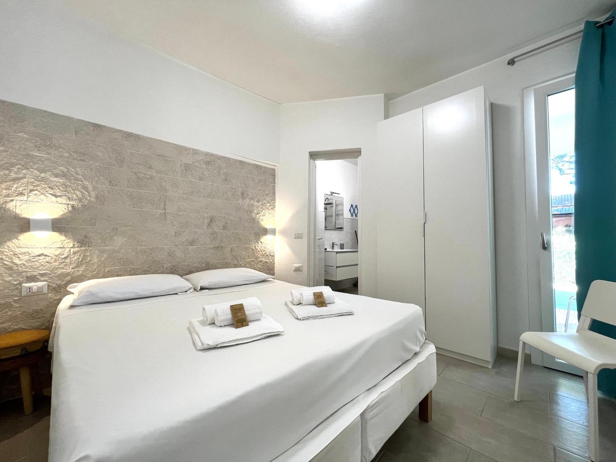 Angolo Mare Apartments & Rooms Porto Pino Exterior foto